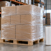 Pallet de cajas protegido con film stretch transparente y una bobina de película estirable